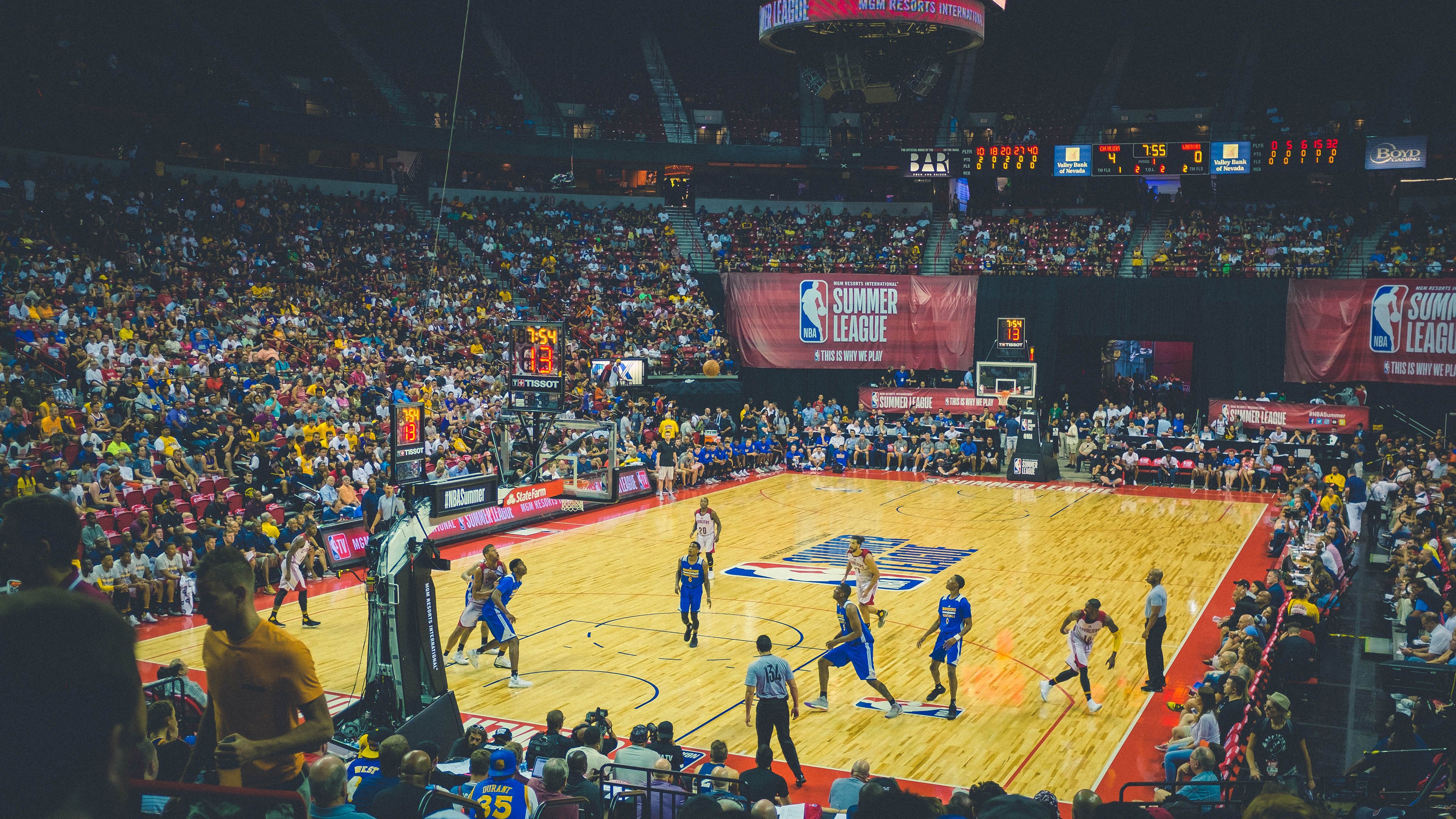 金玟哉硬仗封神,阿尔及利亚防线如何给巴萨上了一课